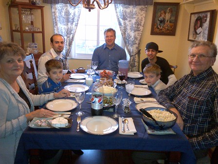 host family and international studnet celebrate Thanksgiving
